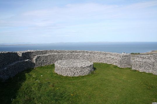 800px-Dun_Eochla_Interior