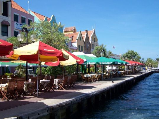 800px-Waterfront_Dining_Willemstad_Curacao