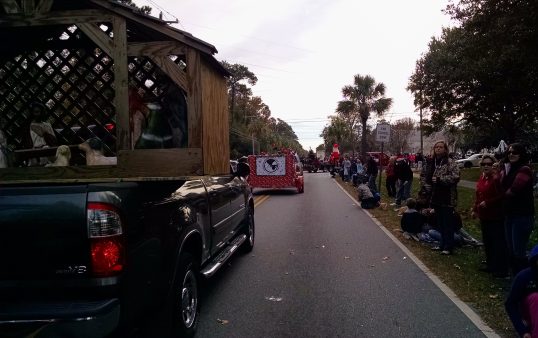 parade-uphill-right-turn-beads